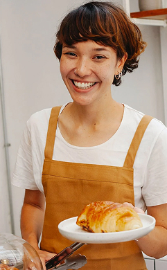 Настя, посміхається з круасаном в руці