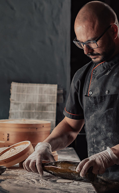 Влад, кондитер з 18-річним досвідом, посміхається в обстановці пекарні